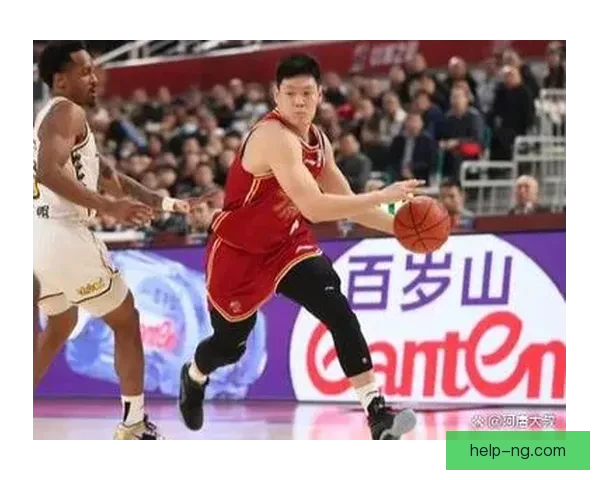 中国篮球队逆转获胜成功晋级世界杯四强，展现强大团队凝聚力